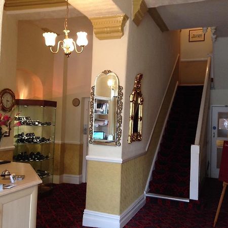 Grand Ash Hotel Ландъндо Екстериор снимка