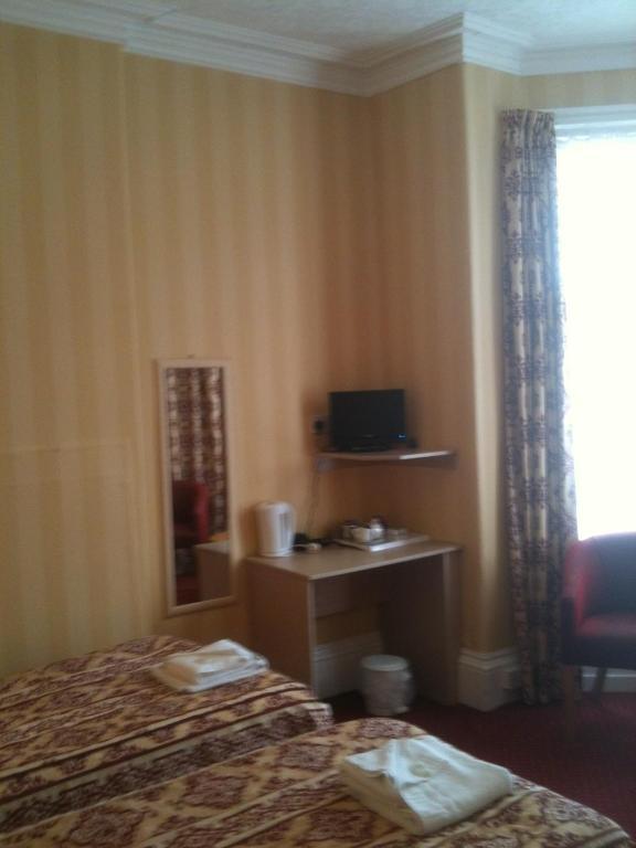 Grand Ash Hotel Ландъндо Стая снимка