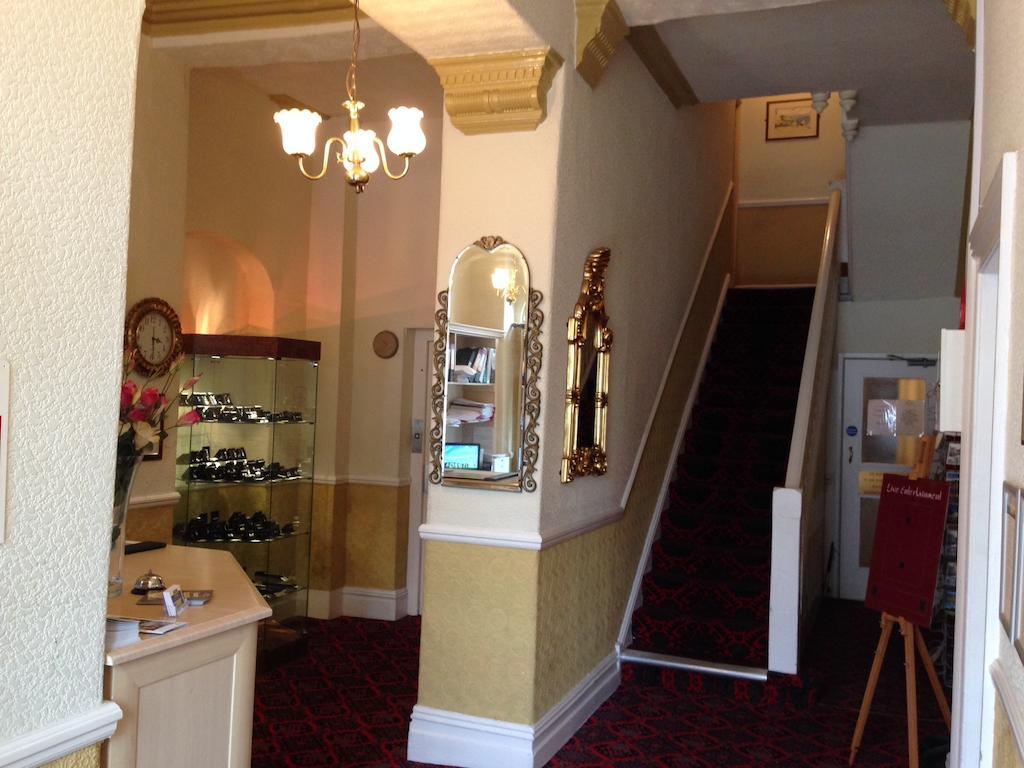 Grand Ash Hotel Ландъндо Екстериор снимка