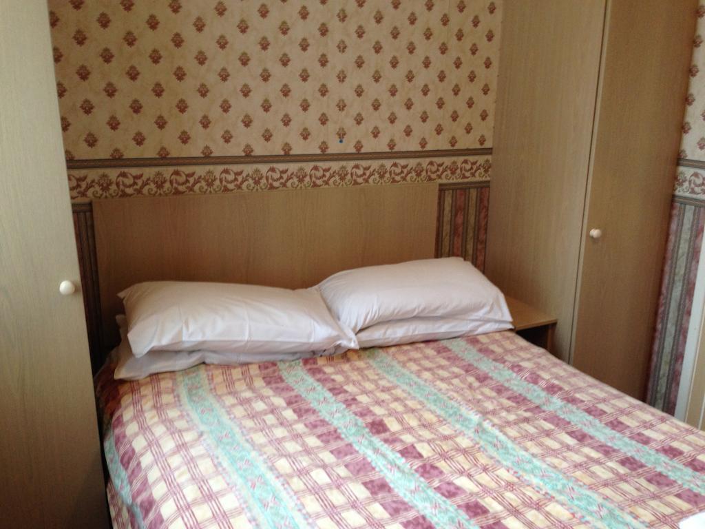Grand Ash Hotel Ландъндо Екстериор снимка