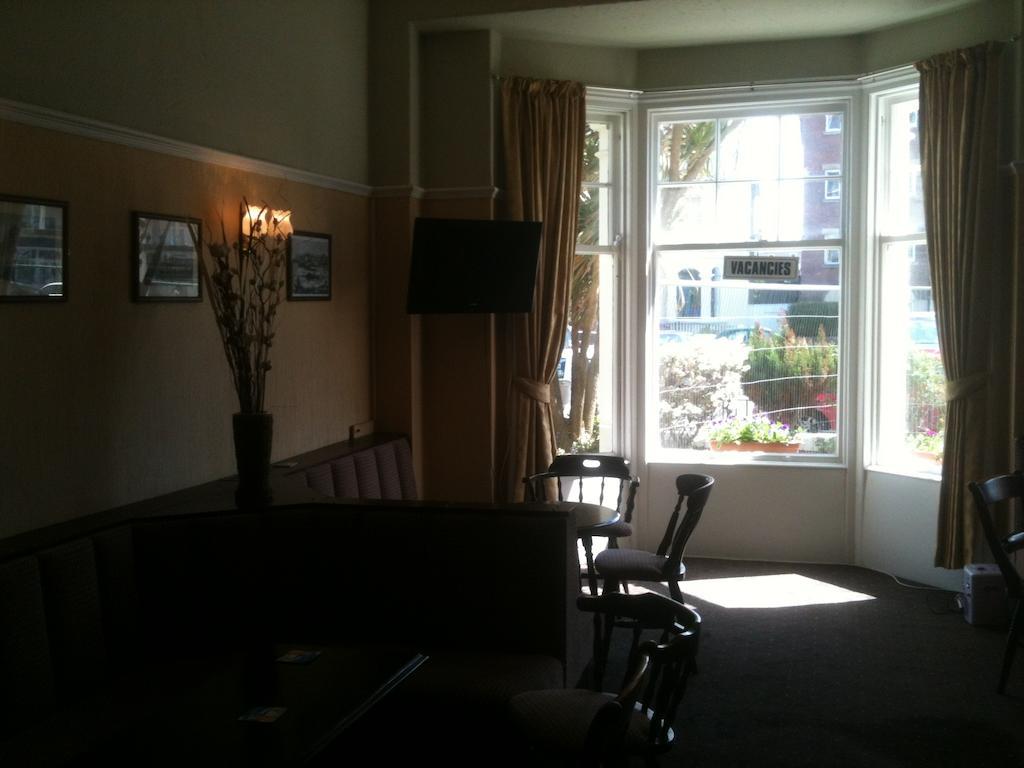 Grand Ash Hotel Ландъндо Екстериор снимка