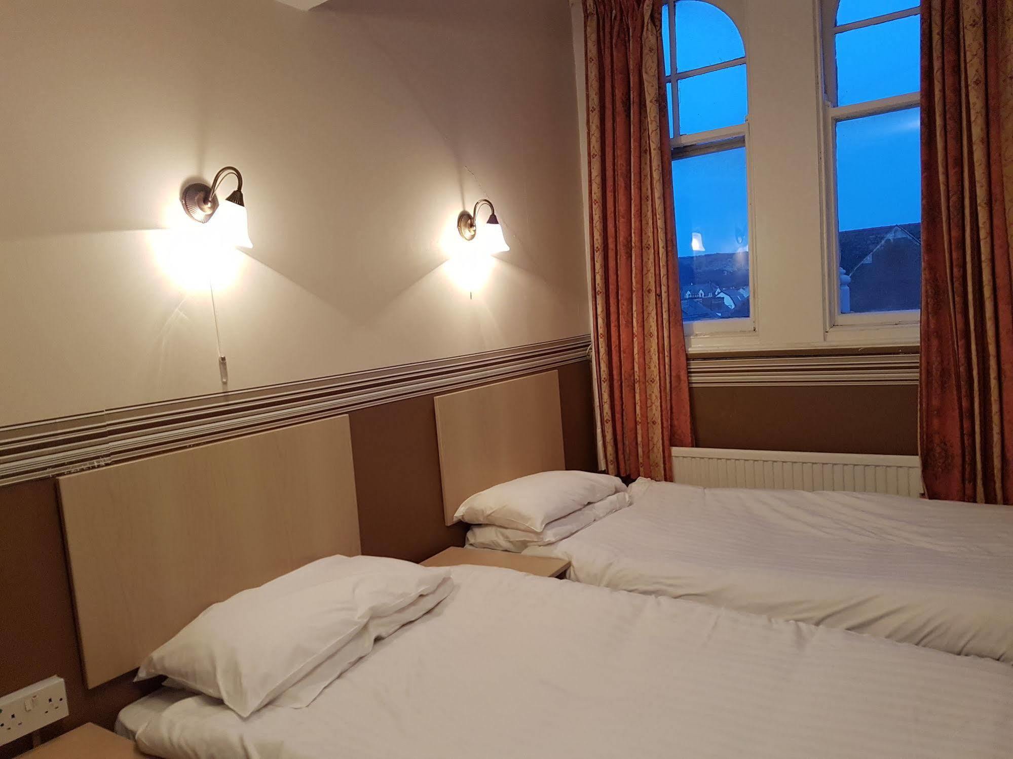 Grand Ash Hotel Ландъндо Екстериор снимка