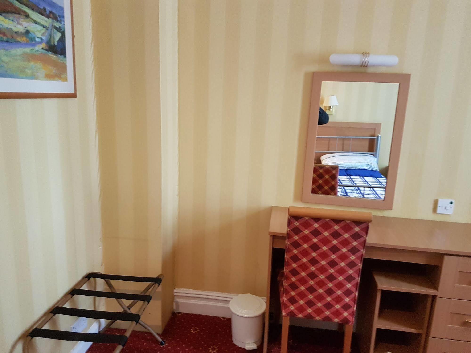 Grand Ash Hotel Ландъндо Екстериор снимка