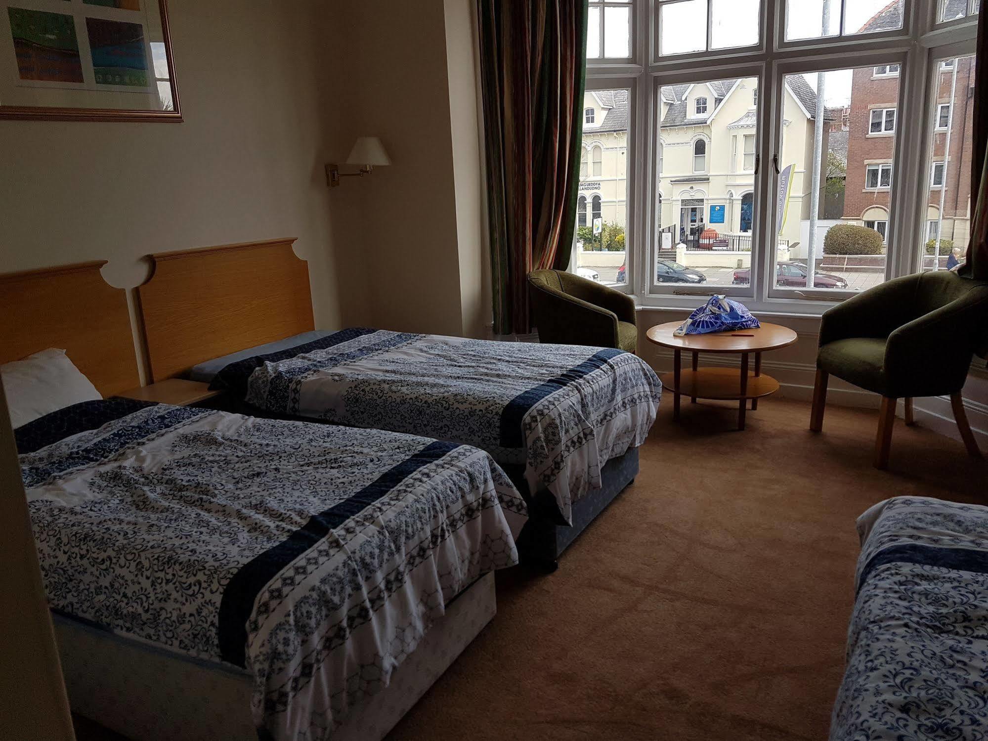 Grand Ash Hotel Ландъндо Екстериор снимка