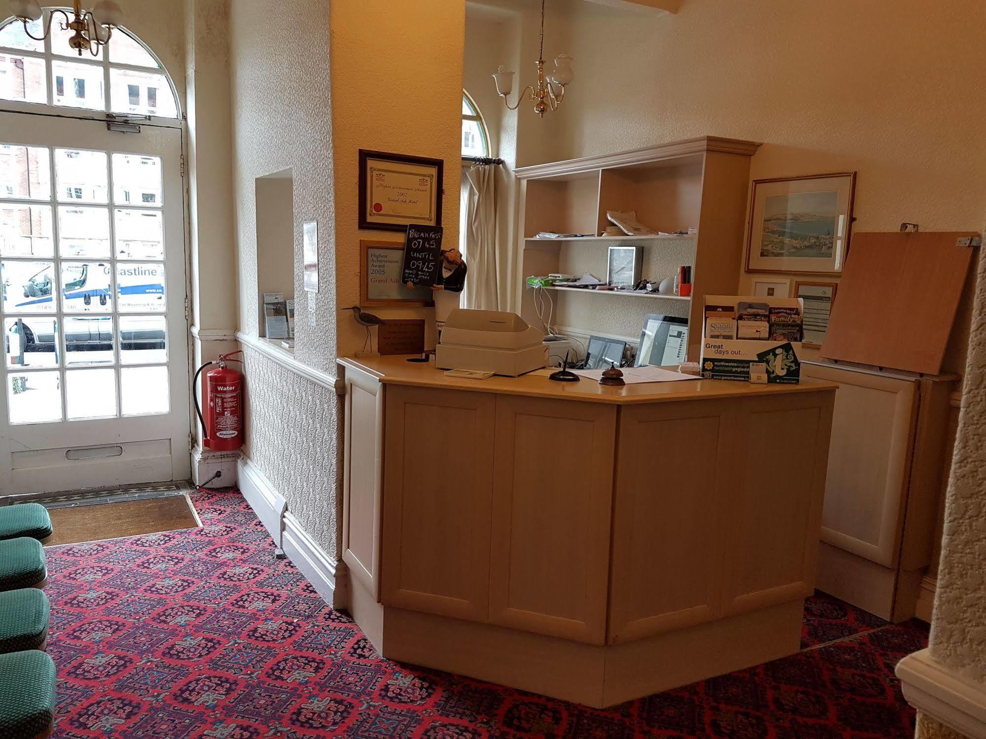 Grand Ash Hotel Ландъндо Екстериор снимка