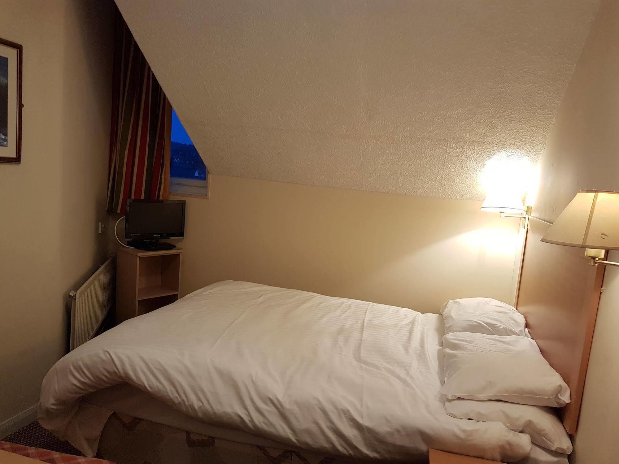 Grand Ash Hotel Ландъндо Екстериор снимка