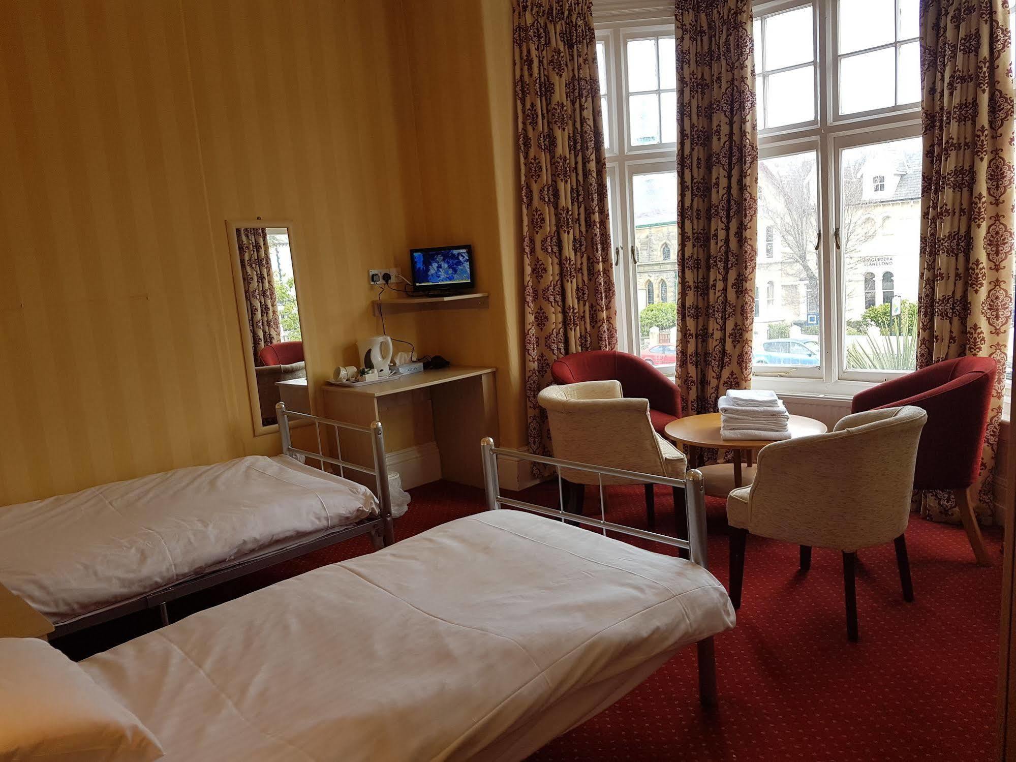 Grand Ash Hotel Ландъндо Екстериор снимка