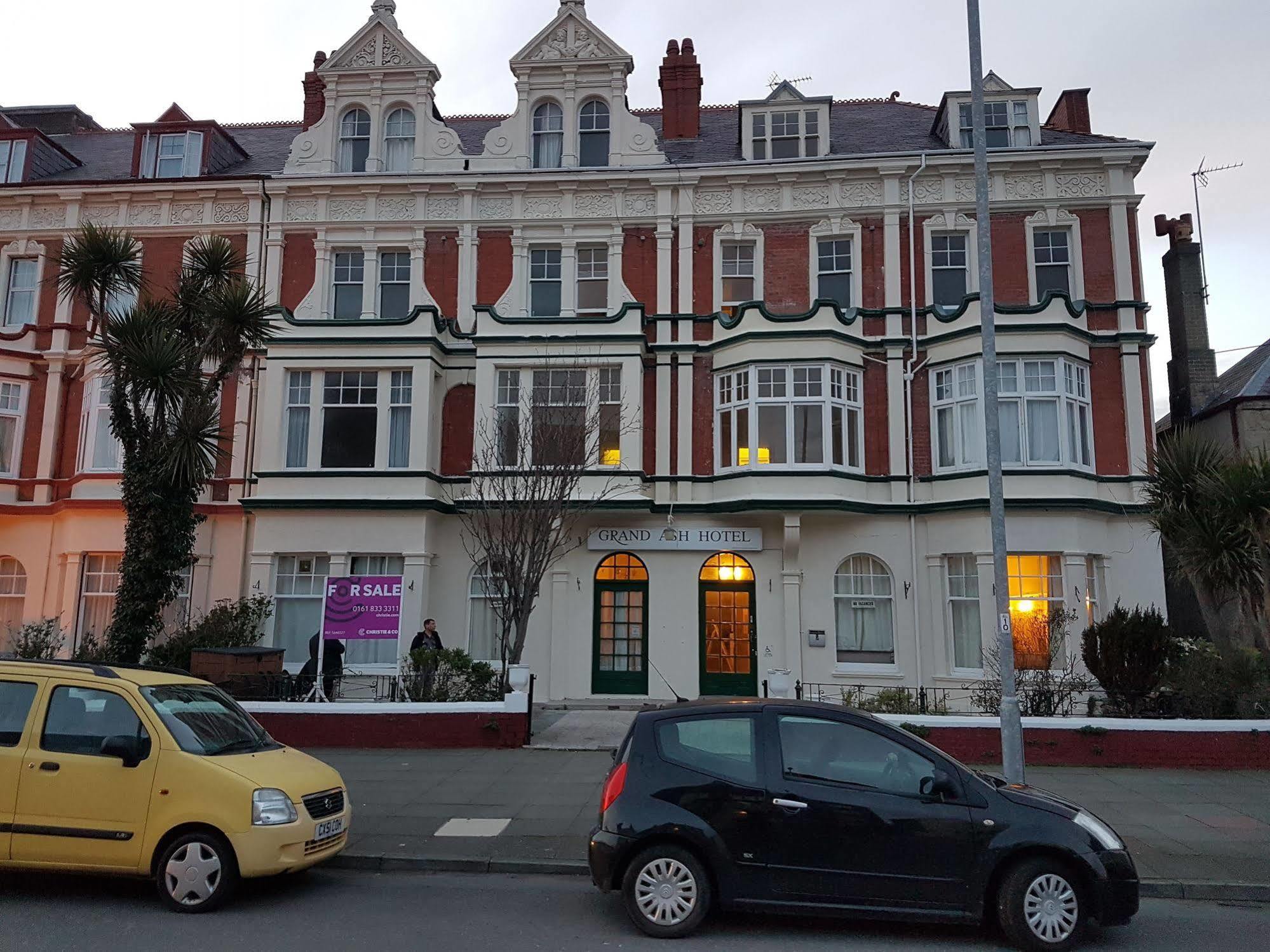 Grand Ash Hotel Ландъндо Екстериор снимка