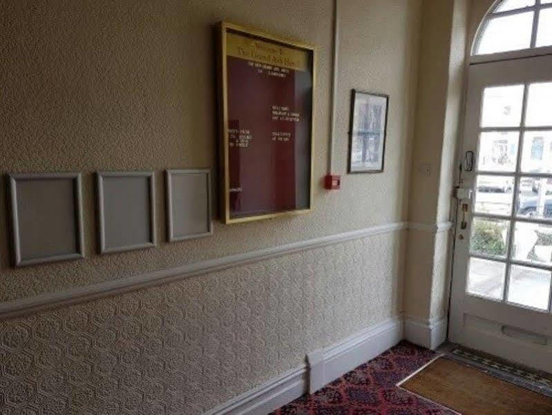 Grand Ash Hotel Ландъндо Екстериор снимка