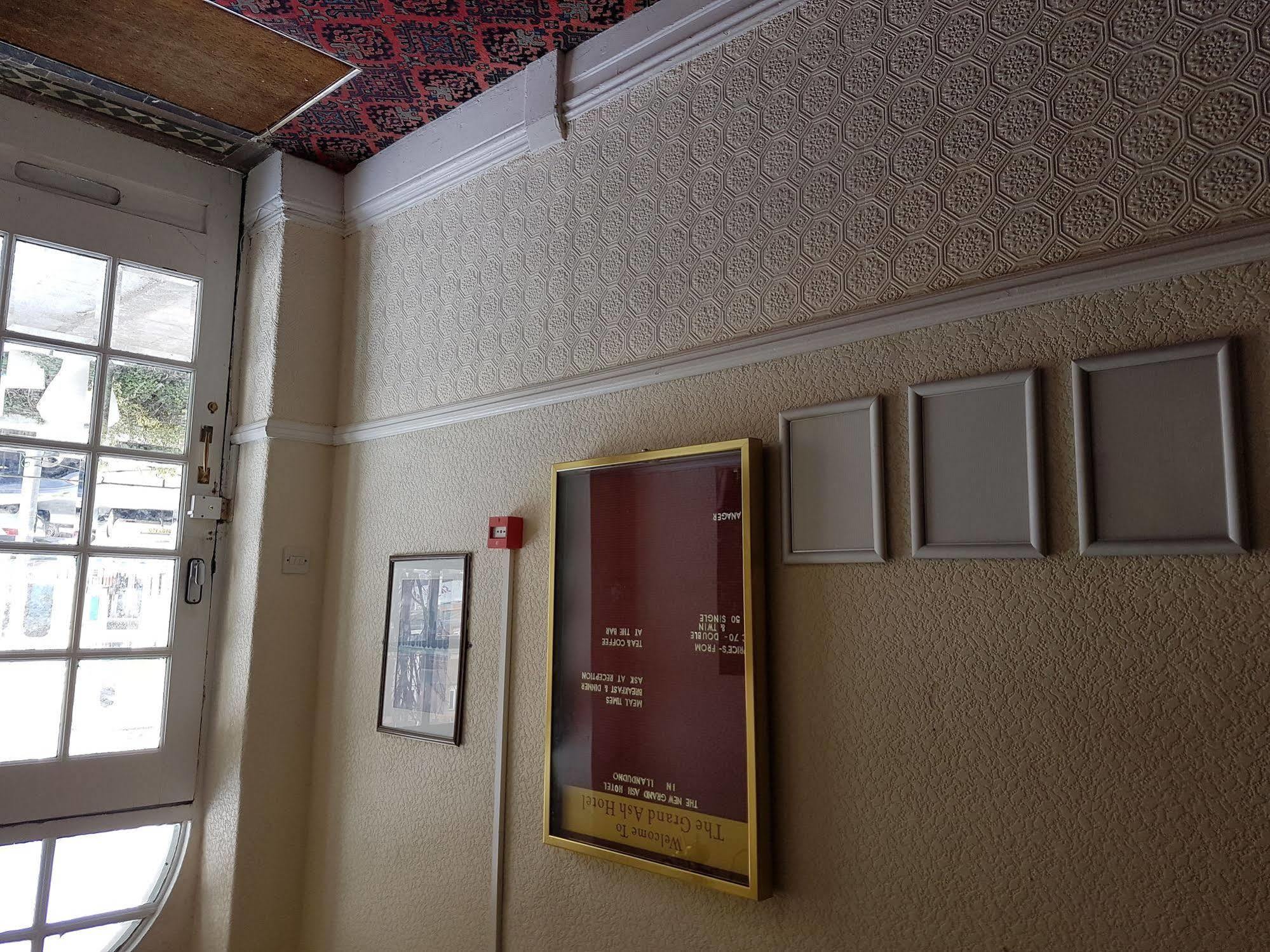 Grand Ash Hotel Ландъндо Екстериор снимка