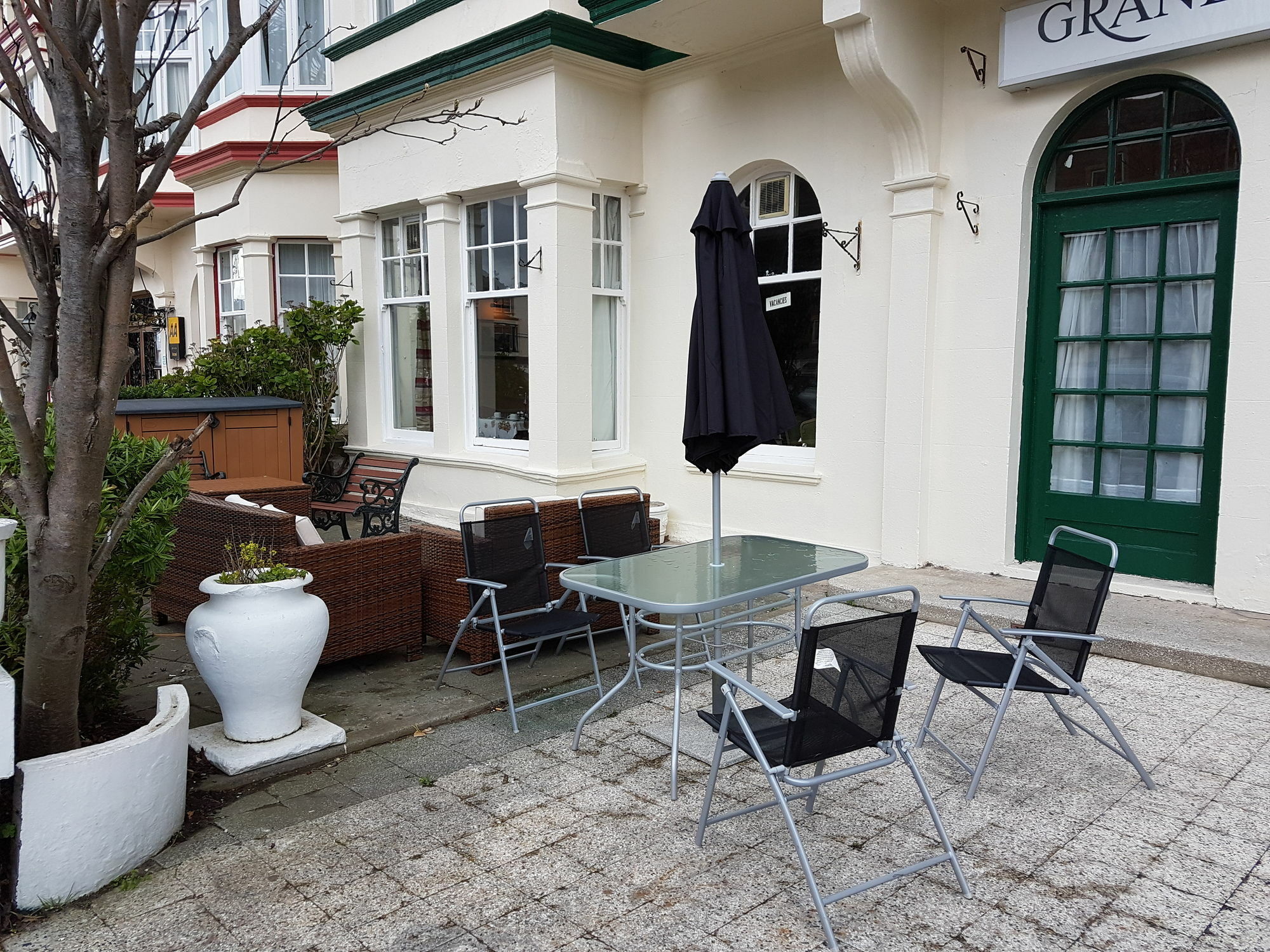 Grand Ash Hotel Ландъндо Екстериор снимка